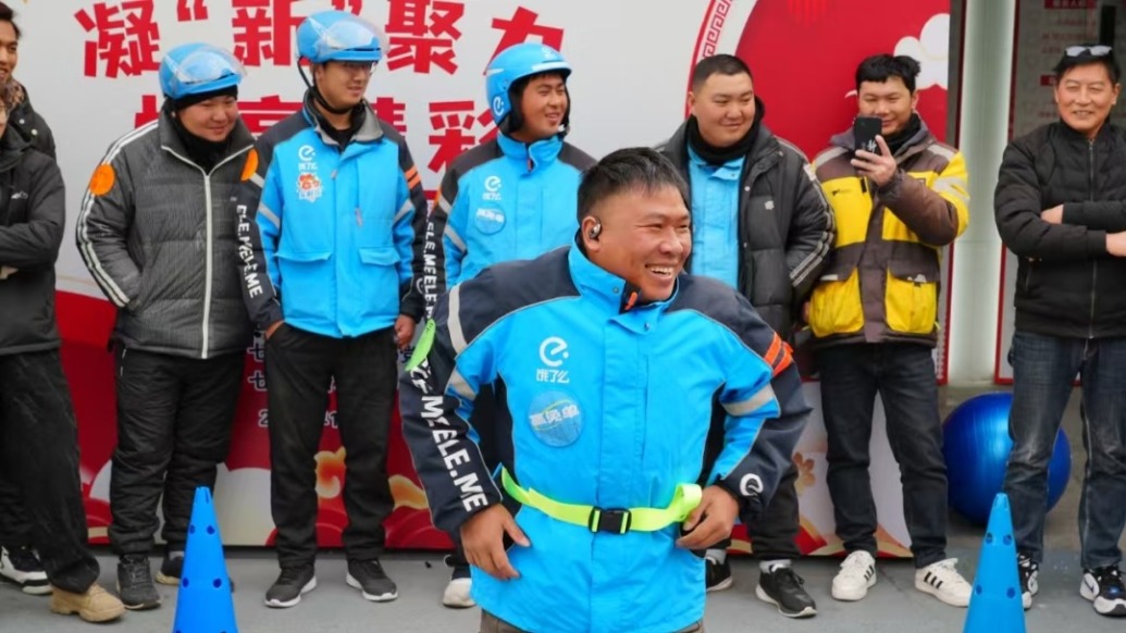 “不害怕,就想着把他救起来!”上海外卖小哥遇小孩落水,与热心市民一起跳水救娃