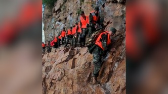 面朝墙往前走！110名官兵翻越峭壁挺进受灾村