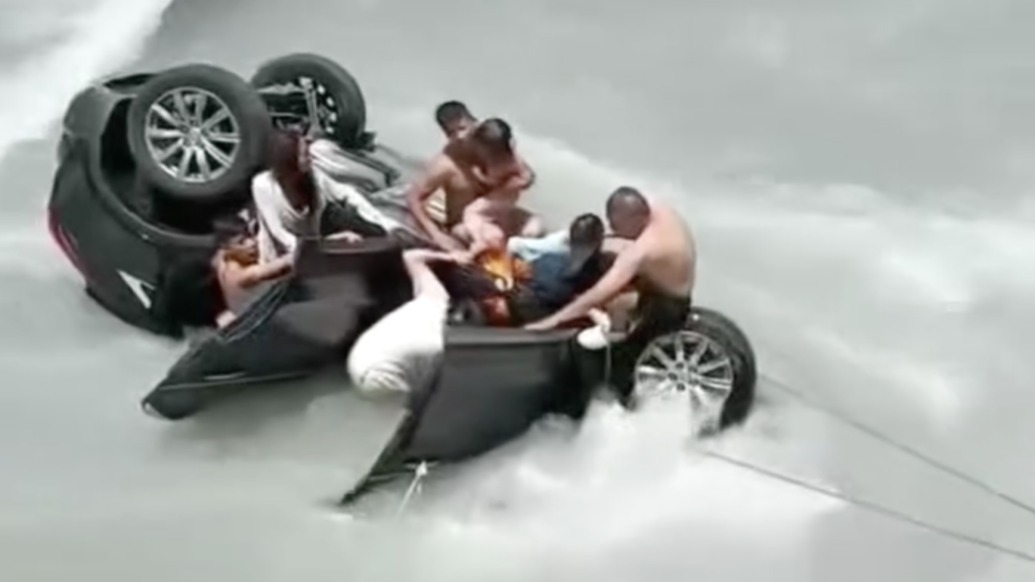 繩索系希望！四川雅安天全縣一車輛墜河，愛(ài)心人士“鎖”車勇救婦孺