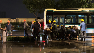 暴雨后真南路真的有點(diǎn)難？記者深夜實(shí)探上海街頭，看到這些忙碌身影