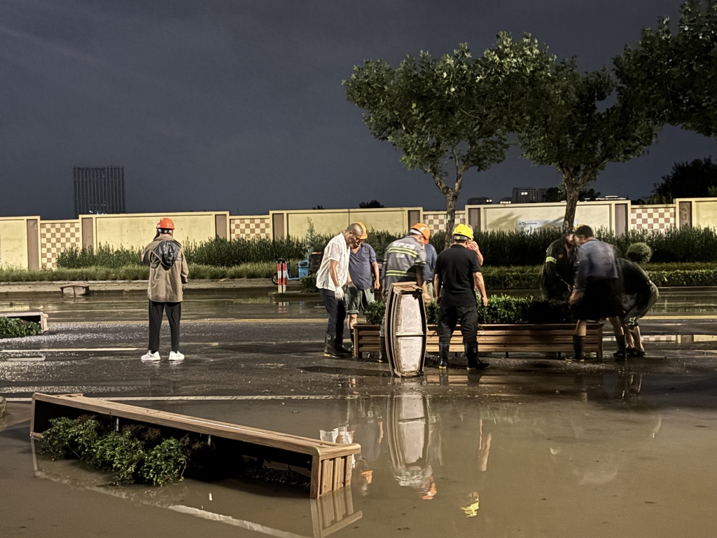 暴雨后上海部分路段变“海上”？记者深夜实探，现场作业人员紧急排水