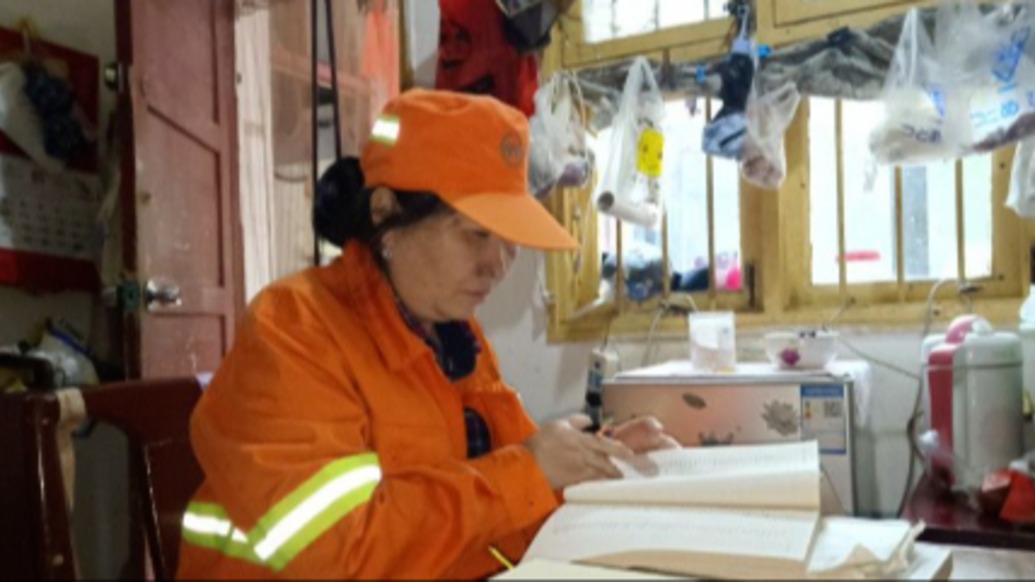 掃帚掃街巷筆桿寫理想，環(huán)衛(wèi)大姐堅持學(xué)習(xí)寫作成作協(xié)會員