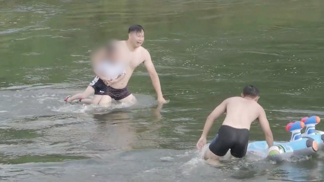 家長不識水性大聲呼救，退役軍人一頭扎進水中幫忙救回孩子