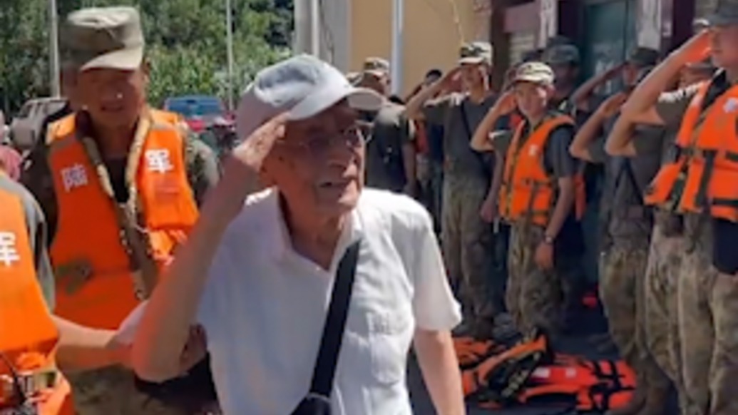 “我也是个兵！”怀柔转移受灾群众，93岁老兵撤离时向子弟兵敬礼