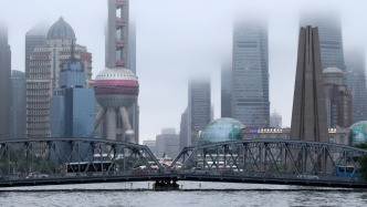 受“竹节草”残余环流影响，上海本周末仍有随机阵雨