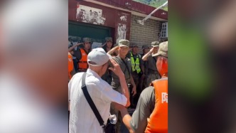 93岁老战士撤离时坚持走路不让背，和子弟兵互敬军礼