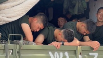 致敬最可愛的他們！連續(xù)奮戰(zhàn)筑堤壩后，武警官兵在車上沉沉睡去