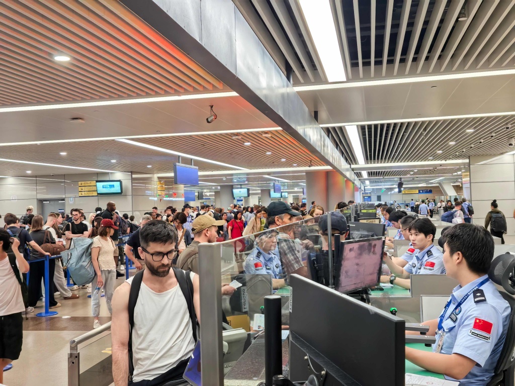 上海浦东机场口岸单日出入境客流达12.6万人次，创近年新高