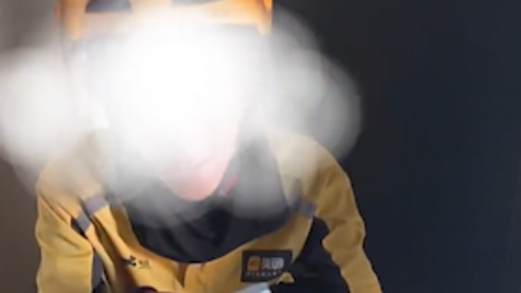 “加油，好好干！”外卖员送餐失误给顾客退餐费，路过大姨看他抹眼泪向其转账安慰