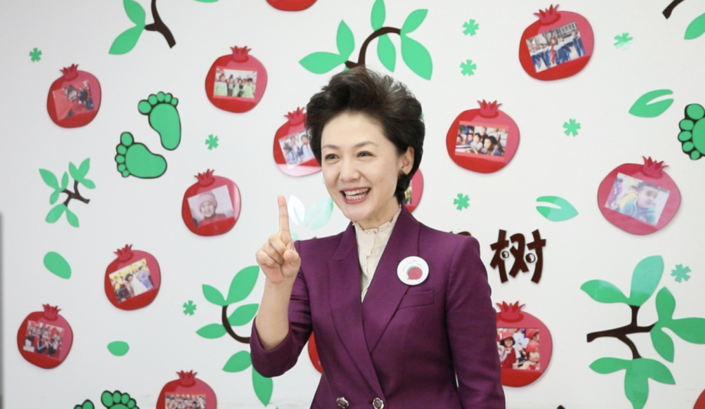 著名主持人海霞获“四个100”先进典型最美志愿者称号