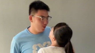 百善孝為先！洪水中孩子將母親推上直升機，團聚時眼淚再也忍不住了