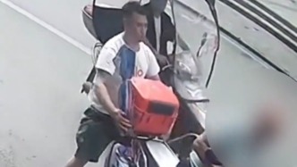 看了一眼救了一命！摩托車司機(jī)突發(fā)抽搐，理發(fā)店老板扔下工具沖出去救人