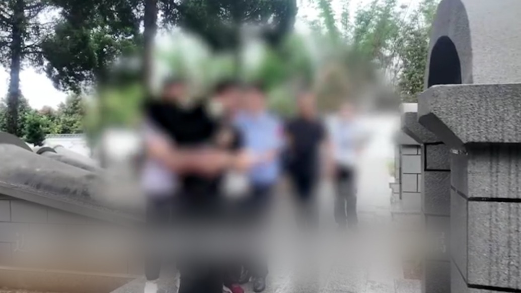 致敬！緝毒烈士的掃墓現(xiàn)場(chǎng)全屏馬賽克