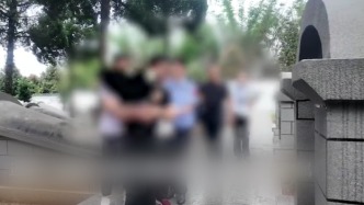 致敬！緝毒烈士的掃墓現(xiàn)場全屏馬賽克