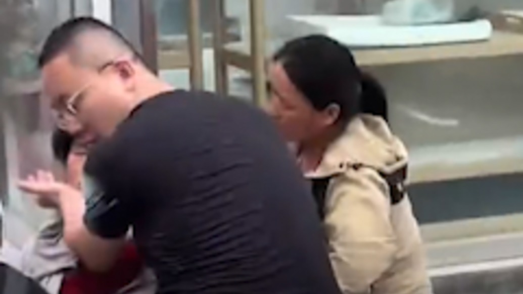 都是好樣的！熱心市民和藥店老板默契配合，成功施救因心臟病暈倒的女子