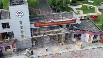 宿舍條件差卻花120萬修校門，媒體：建設(shè)要分清輕重緩急