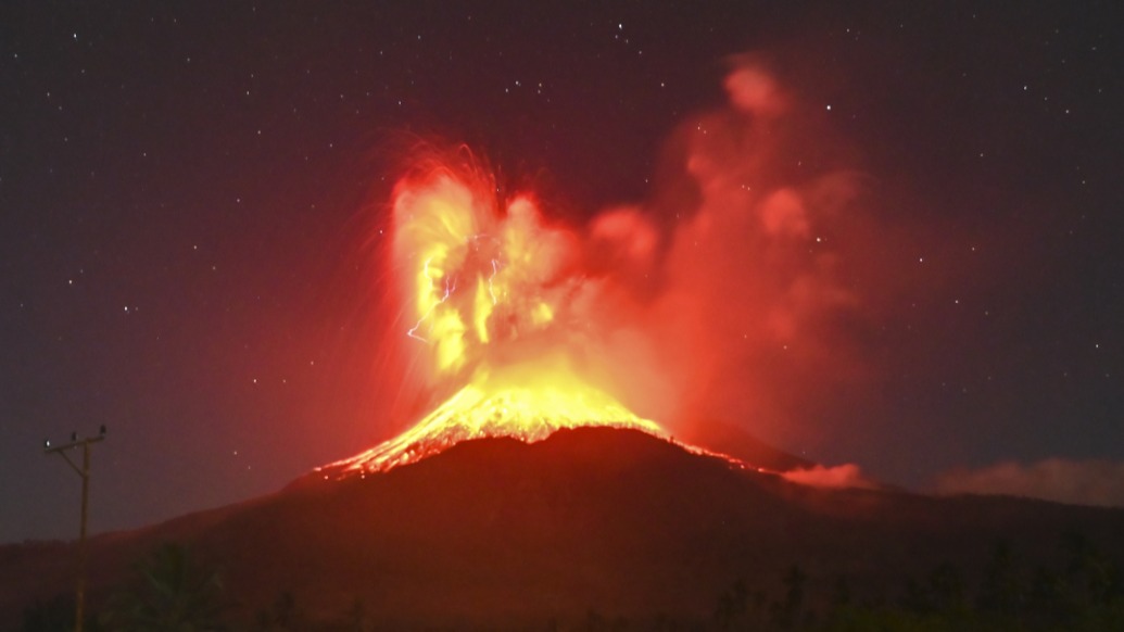 印尼東努沙登加拉省一火山噴發(fā)，噴出萬米高火山灰柱
