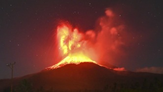 印尼東努沙登加拉省一火山噴發(fā)，噴出萬米高火山灰柱