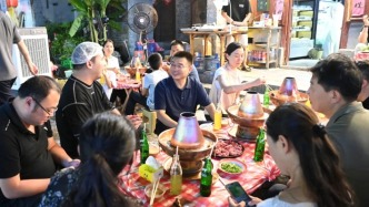 號(hào)召黨員干部帶頭消費(fèi)后，洛陽(yáng)老城區(qū)委書(shū)記街頭吃火鍋