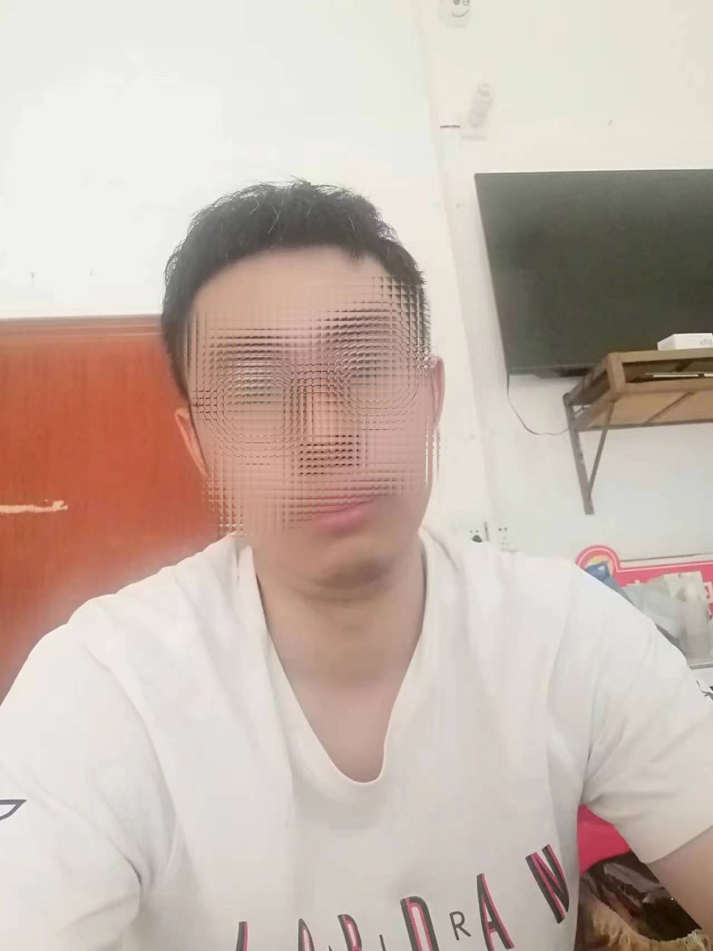 永州一医生因强奸两未成年女孩被判六年，其检察官父亲担任辩护人