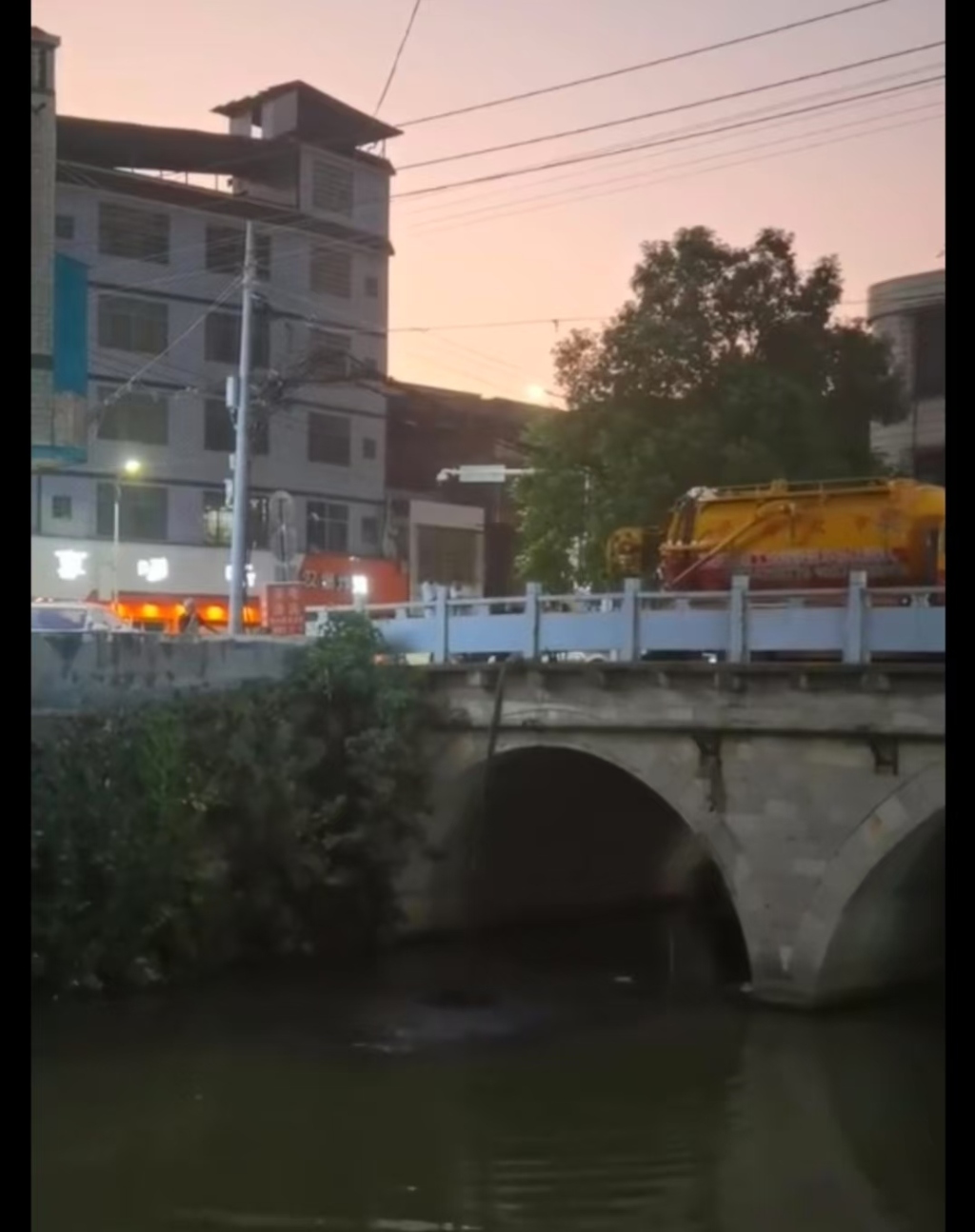 湖南衡阳一市政车被曝向河流排放污水，当地政府称环保局已介入