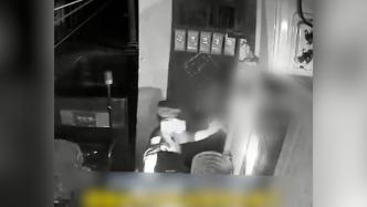 广西一男子遭“亮证逼让路”，民警上门要求删视频的监控曝光