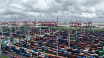 臺風(fēng)過后生產(chǎn)恢復(fù)迅速，上海港創(chuàng)單晝夜集裝箱吞吐量新紀(jì)錄