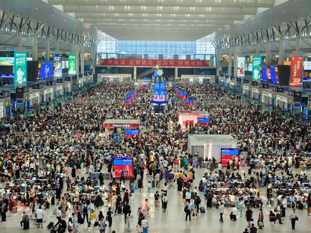 日均发送客流较平日多5万人次，暑运过半铁路上海站发送超1331万人次