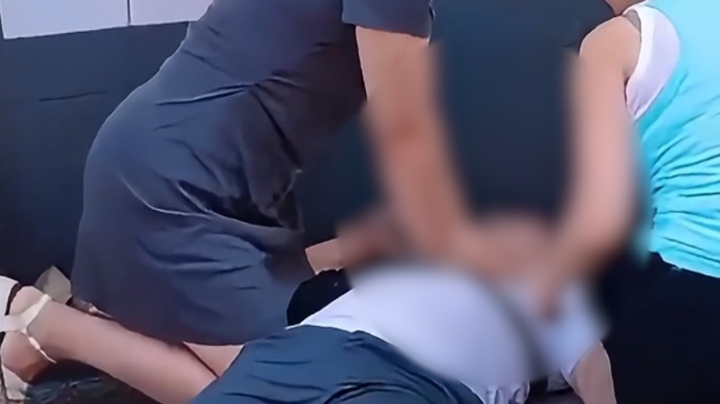 顧客突然向桌下滑去，鄰桌就餐的醫(yī)生緊急上前搶救