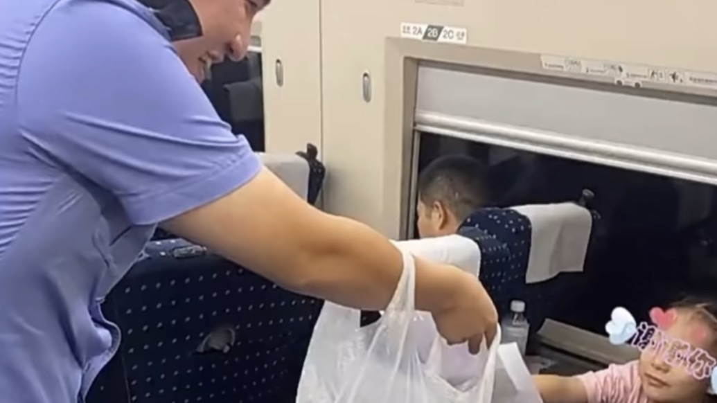一寫一個不吱聲！00后列車員高鐵上發試卷，吵鬧萌娃被“秒制服” 