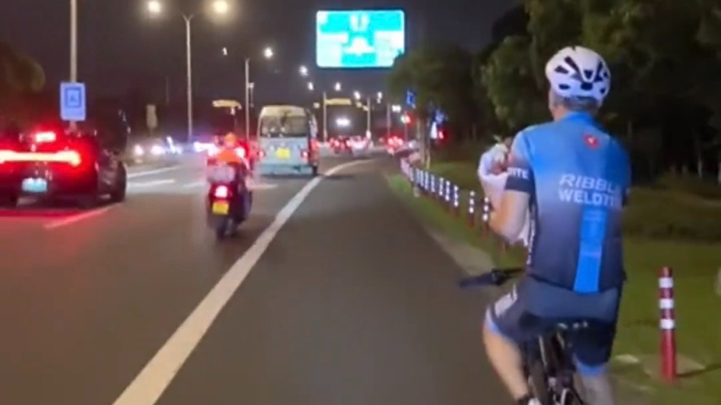 善意照亮夜路！18歲女孩送外賣時不慎摔傷，三位夜騎大哥接力送單