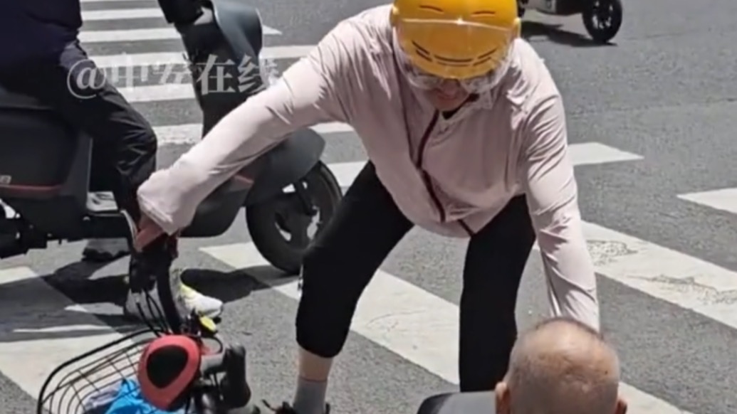 訂單可以遲到，善良不會缺席！老人騎車摔倒，外賣小哥果斷伸援手