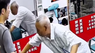 兩個(gè)善良的人相遇了！老人進(jìn)理發(fā)店意外撞到玻璃，店主慚愧免單反被多付2元