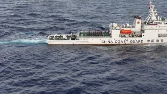 中国海警依法驱离日非法进入我钓鱼岛领海船只