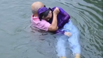 上海模子！81歲退伍老兵勇救落水阿婆，2009年曾救出3名盲人