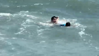 搏浪救人！男子講述救援經(jīng)歷：浪太大，幾次被沖走又折返繼續(xù)救