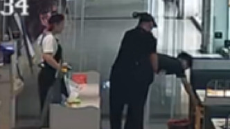 顧客吃火鍋被食物噎住，店員連用3次海姆立克急救法化險(xiǎn)為夷