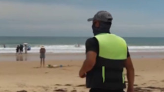 父子二人被海浪卷走，威海熱心市民沖進浪里救回