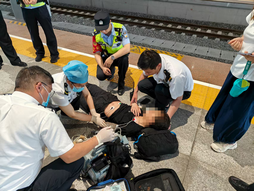 14岁少年列车上突发抽搐，多名工作人员“火速联动”助其脱险