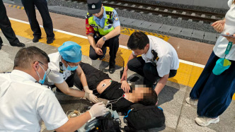 14歲少年列車上突發(fā)抽搐，多名工作人員“火速聯(lián)動”助其脫險(xiǎn)