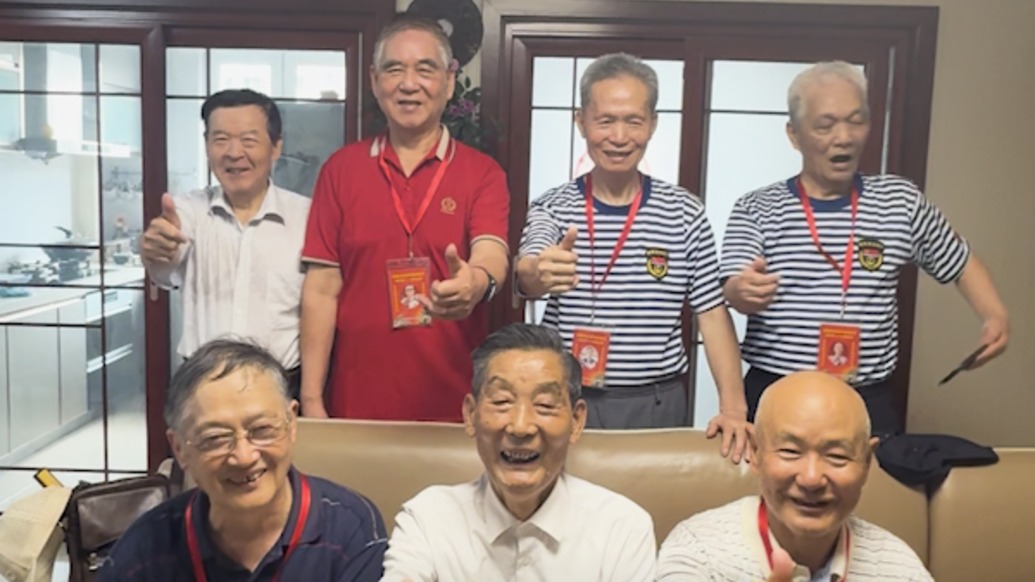 比起“英雄”更喜欢“上海模子”！81岁退伍老兵纵身入水救人，老战友们集体为他点赞