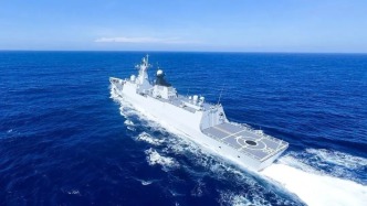通辽舰、郴州舰奔赴南海某海域，开展实际使用武器训练