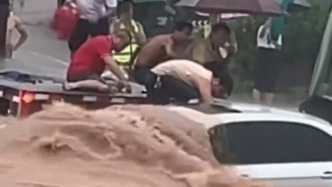 广西梧州突降暴雨一汽车被困洪流，热心群众砸开车窗救出3人