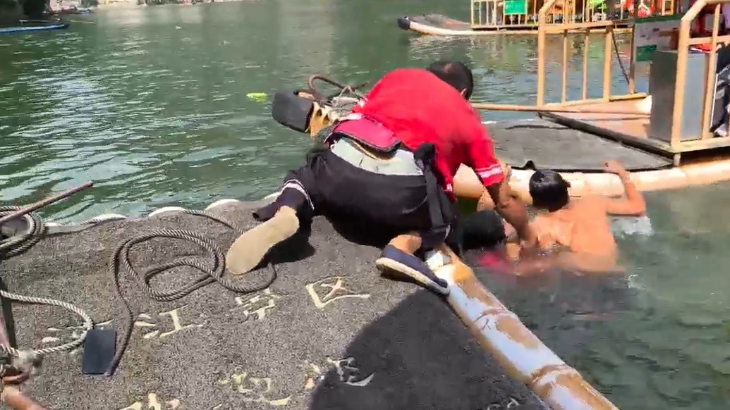 兩名男童在漓江溺水，多虧這些竹筏師傅及時出手