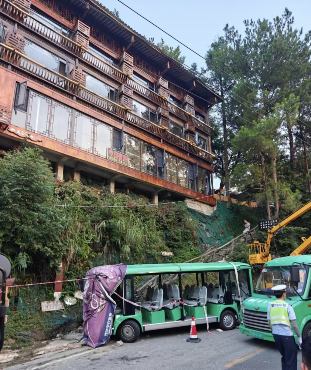 贵州千户苗寨景区观光车刹车失灵致游客受伤，景区称正调查处置
