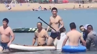 休假特警海上救回4歲男童：看見有人遇險(xiǎn)，就得往上沖