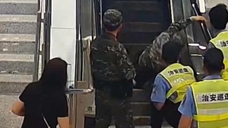危難見真情！女子乘扶梯時頭朝下摔倒，上海軍警民“飛奔”救援