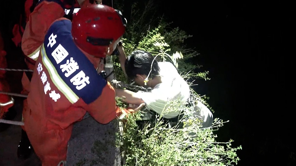 未觀察水情自行漂流，父子倆被困河道