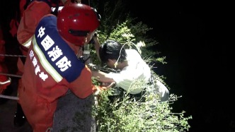 未观察水情自行漂流，父子俩被困河道