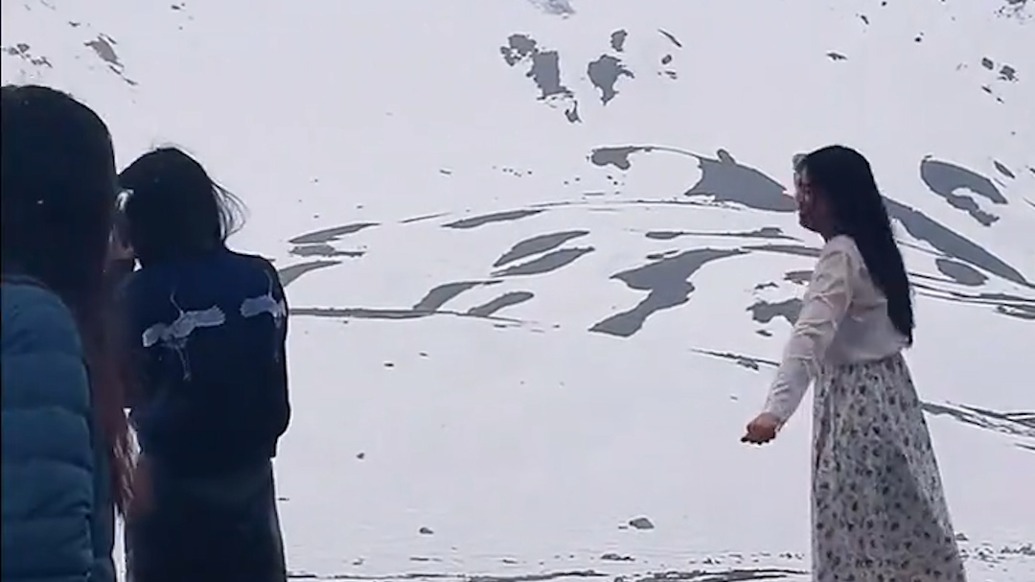 新疆伊昭公路下雪，游客穿短褲在夏雪中跺腳